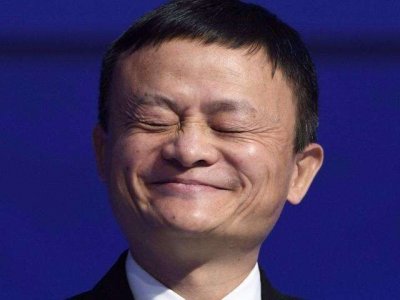 “阿里,阿里爸爸,阿里爸爸是个快乐的青年~”